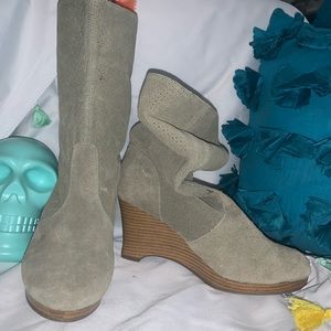 Heeled green suede booties, adjustable height